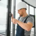 Jak wyregulować okna na zimę i nie przepłacać za ogrzewanie?